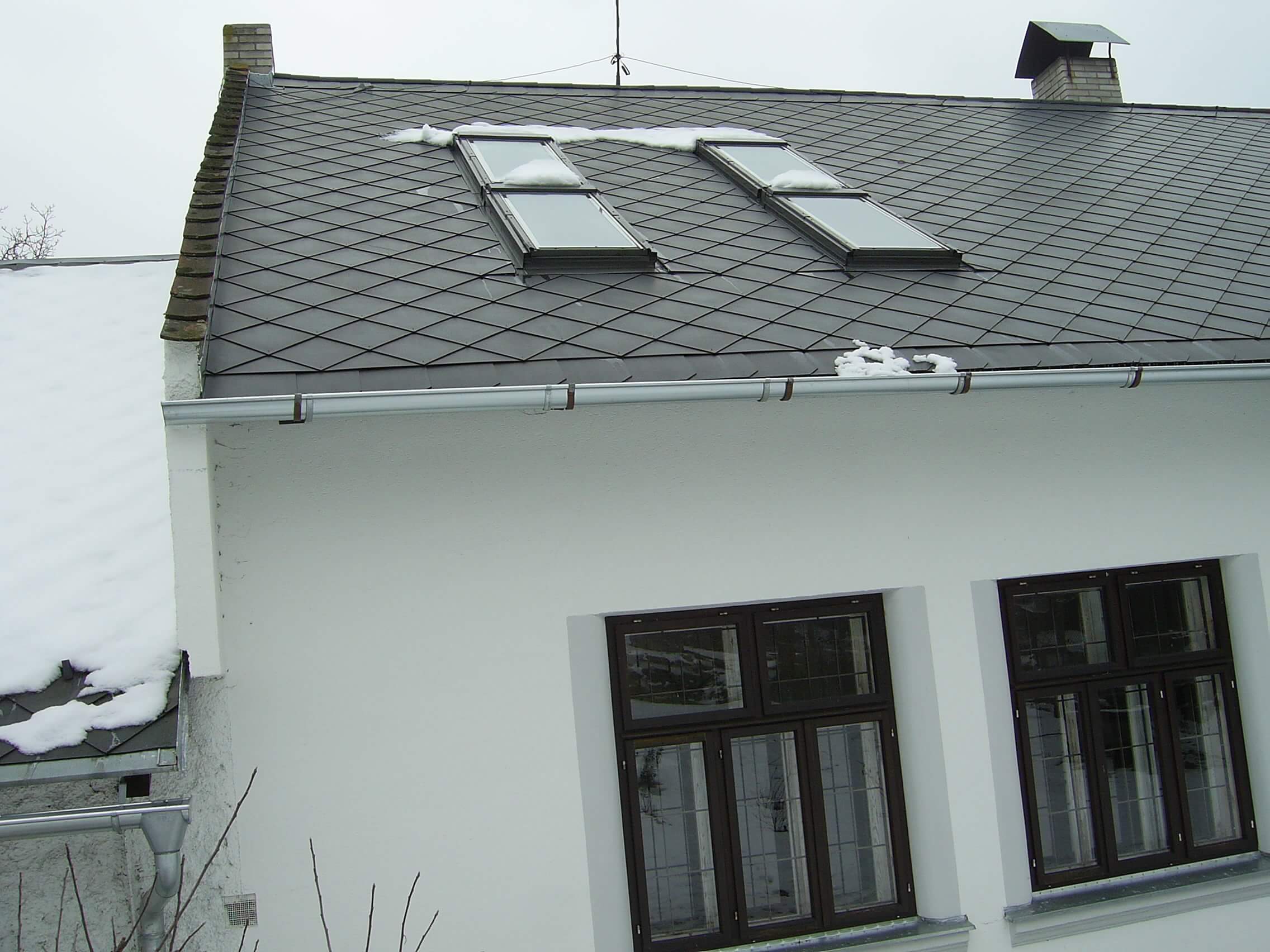 Střecha z vláknocementových šablon se střešními okny