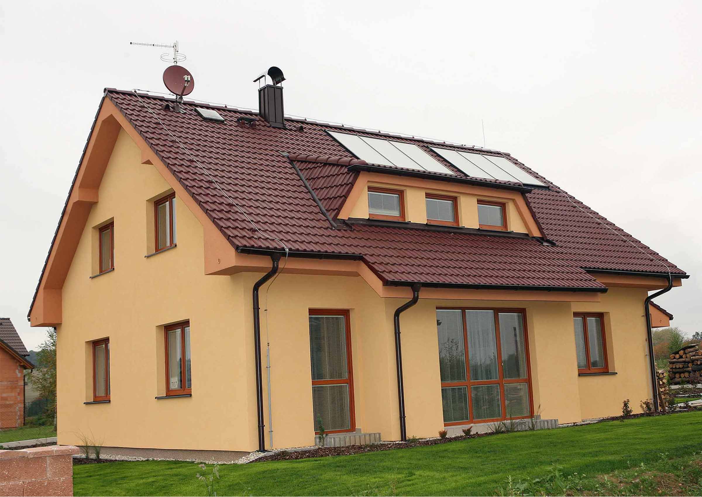 Rodinný dům s novou střechou z pálených tašek